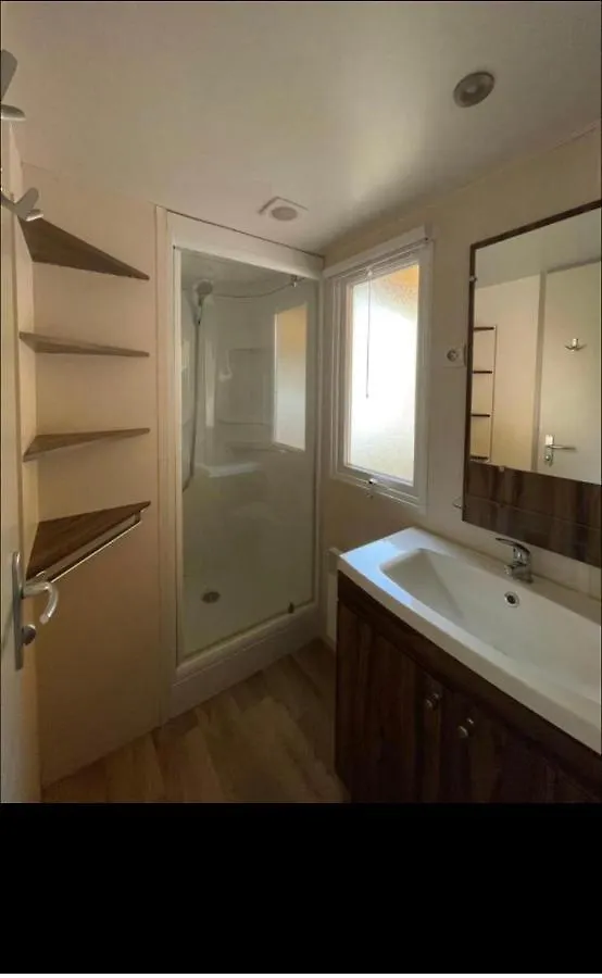 Camping Les Cigales - Mobil-Home 4/6 Personnes Le Muy Campsite